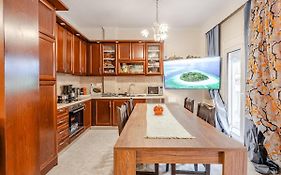 Fully Equipped And Family-Friendly With 4K Netflix At Thessaloniki Center